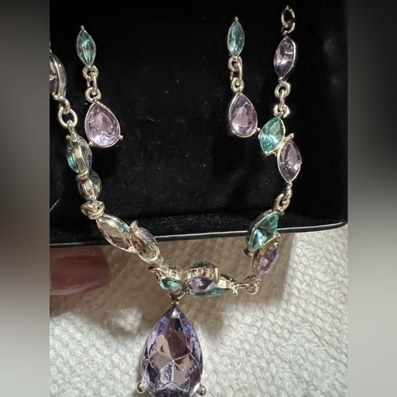 Avon SAQ vintage beautiful set of earring and necklace new in original box - Picture 1 of 5